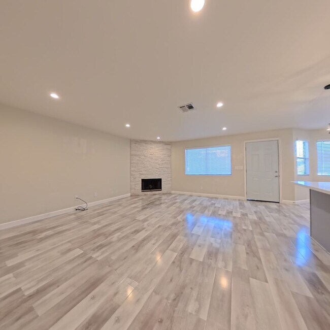 Building Photo - Modern style 2 Bed 2 bath Condo 1st Floor at The Lakes!