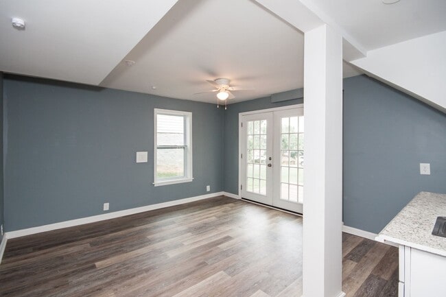 Building Photo - Huge 4 Bedroom 2 Bath Sylvan Park Classic! AVAILABLE NOW. Perfect for Roommates or a Home Office....