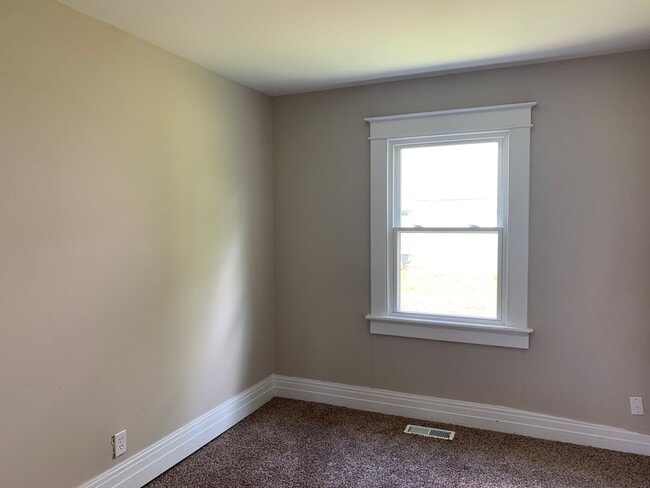 Building Photo - One Level House With Back Deck off Campbell Avenue