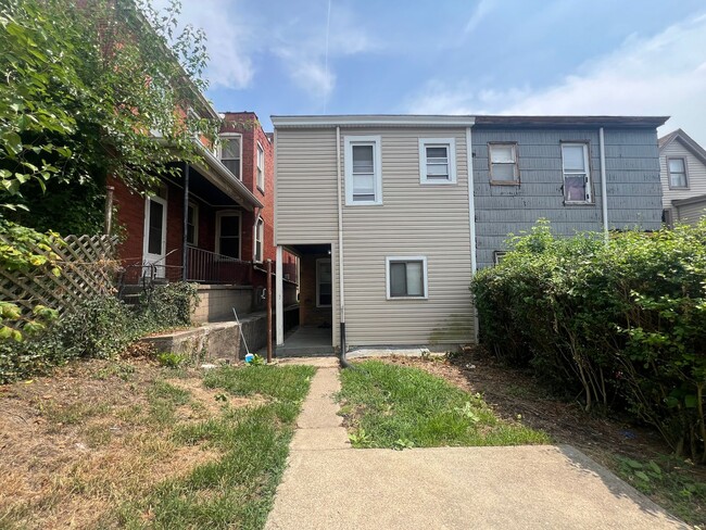 Building Photo - HUGE 3-Bedroom home in Bellevue!