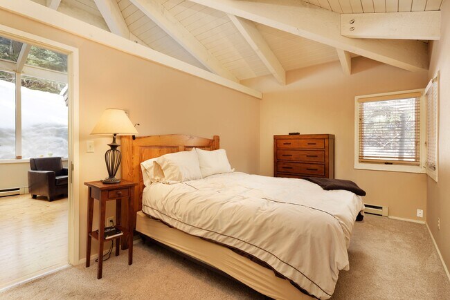 Building Photo - 18 Edgewood Ln