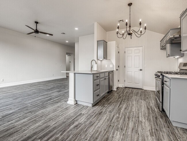 Building Photo - Newly remodeled home in Yukon!