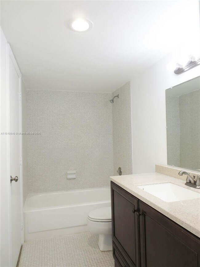 Building Photo - 4164 Inverrary Dr