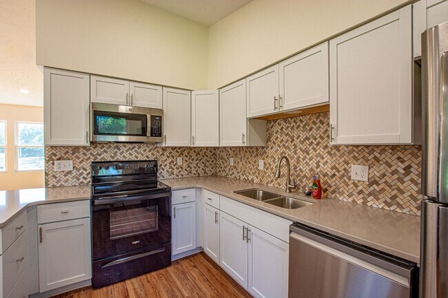 Building Photo - Beautifully Remodeled 3 Bedroom / 2 Bath i...