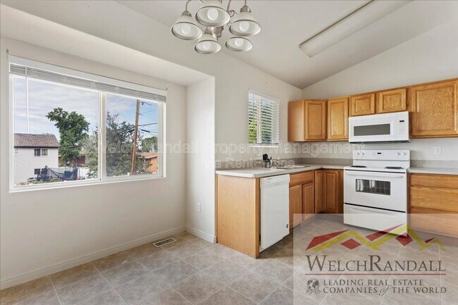 Building Photo - 1213 N Orchard Ave