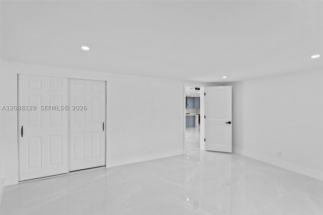 Building Photo - 719 SW 25th Ave