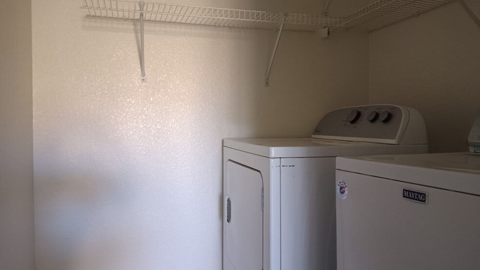 In unit washer and dryer - 1901 Villa Palms Ct
