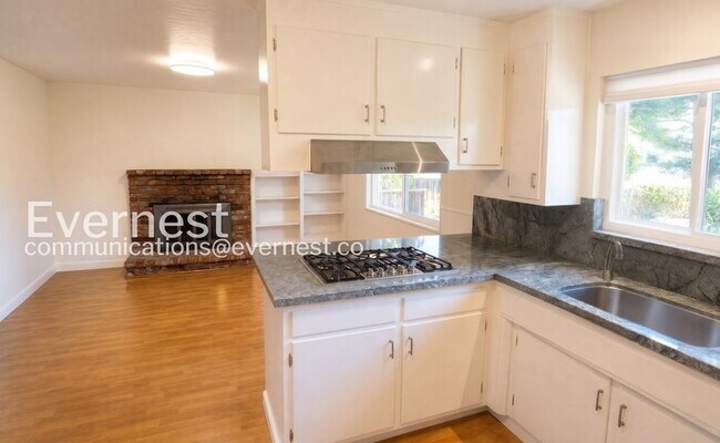 Building Photo - 4-Bed/2-Bath/Available Now!