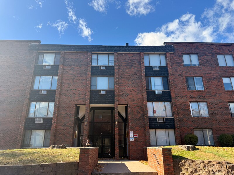 Building Photo - 31 Gillett St