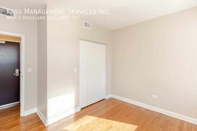 Building Photo - 6857 S Ridgeland Ave