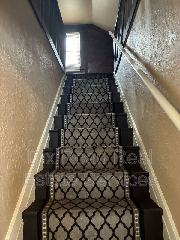 Building Photo - 109 N Decker Ave