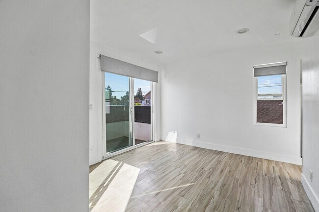 Building Photo - 850 N Van Ness Ave
