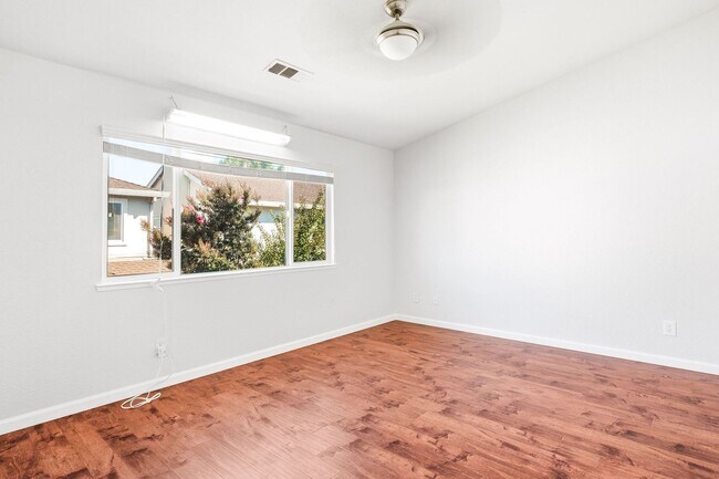 Building Photo - Beautiful single 4 Bed, 2.5 Bath Family Home in Quiet Neighborhood!