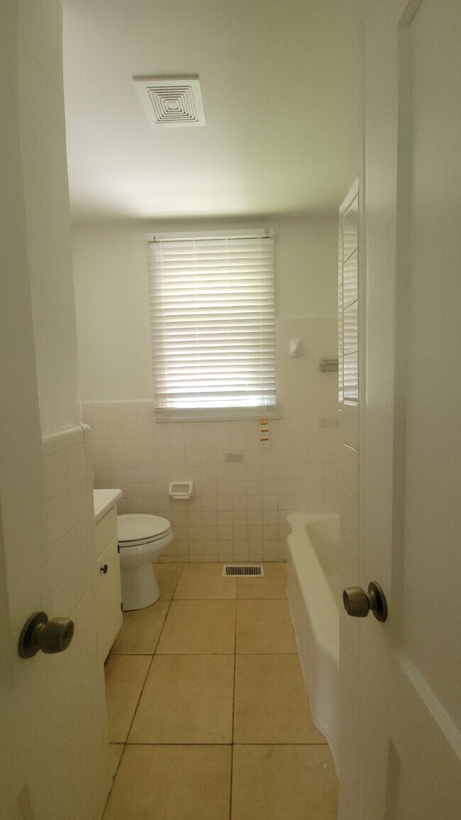 Building Photo - "2-Bedroom Retreat with Located in the 5 P...