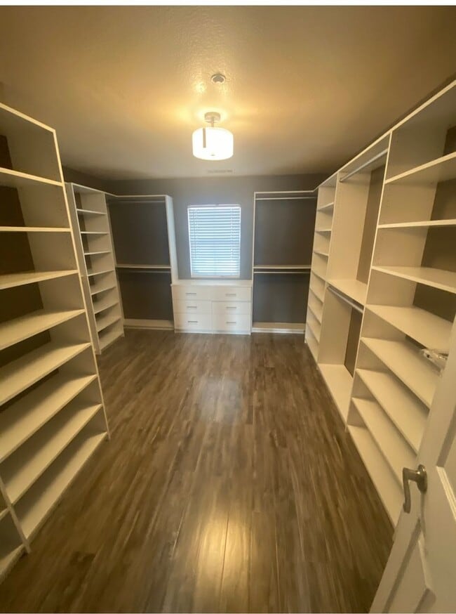 Building Photo - Stunning 5BR Home with Pool in Orangecrest...