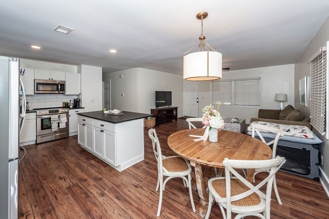 Building Photo - 3 Bedroom 2 Bath Home in West Ashley Plant...