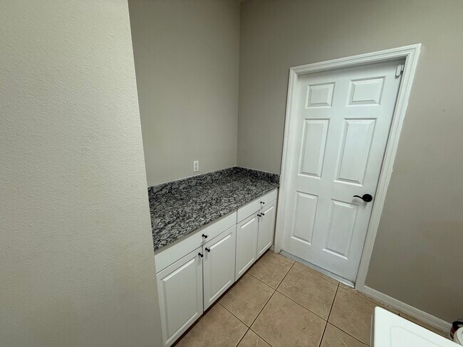 Building Photo - 3421 Home Town Ln