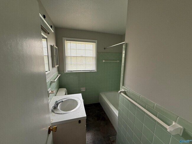 Building Photo - 3205 Lewisburg Dr NW