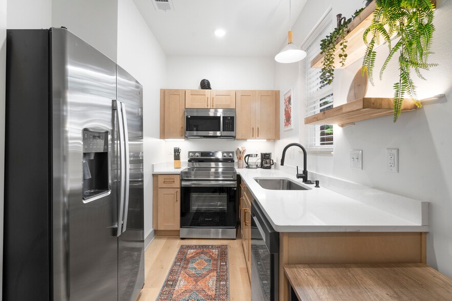 Building Photo - 530 Continental Dr