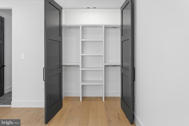 Building Photo - 1733 Chain Bridge Rd