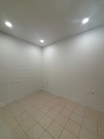 room - 1000 Christian St