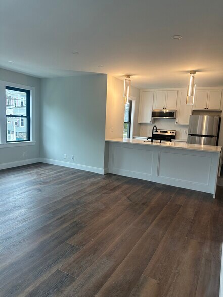 Building Photo - 35 Hunnewell Ave