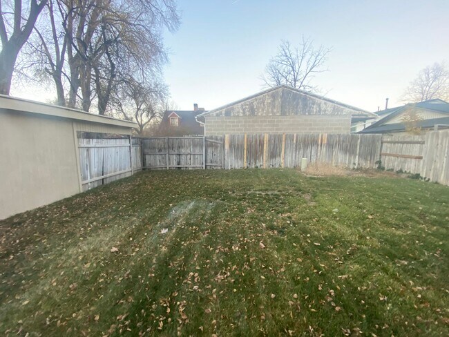 Building Photo - 1815-1817 E Vine St