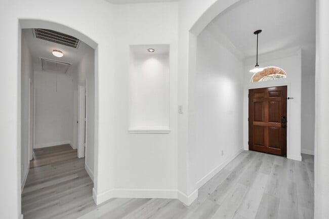 Building Photo - 10850 White Oak Point Ct