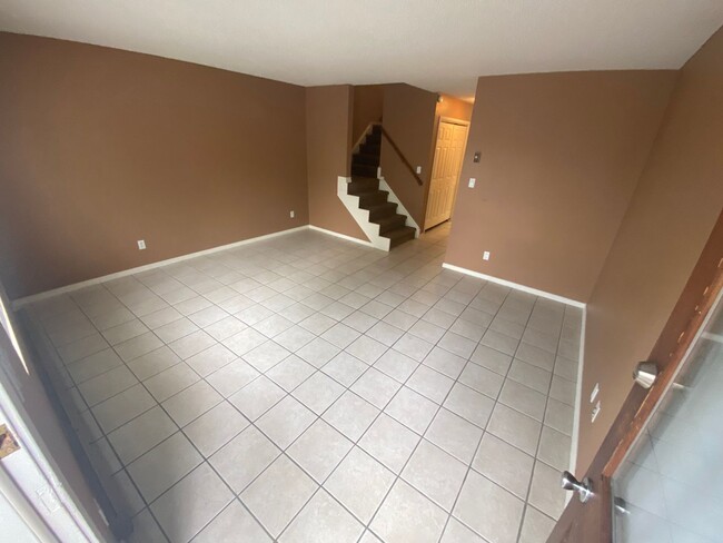 Building Photo - Two Bedroom Town Home on Florida Rd.