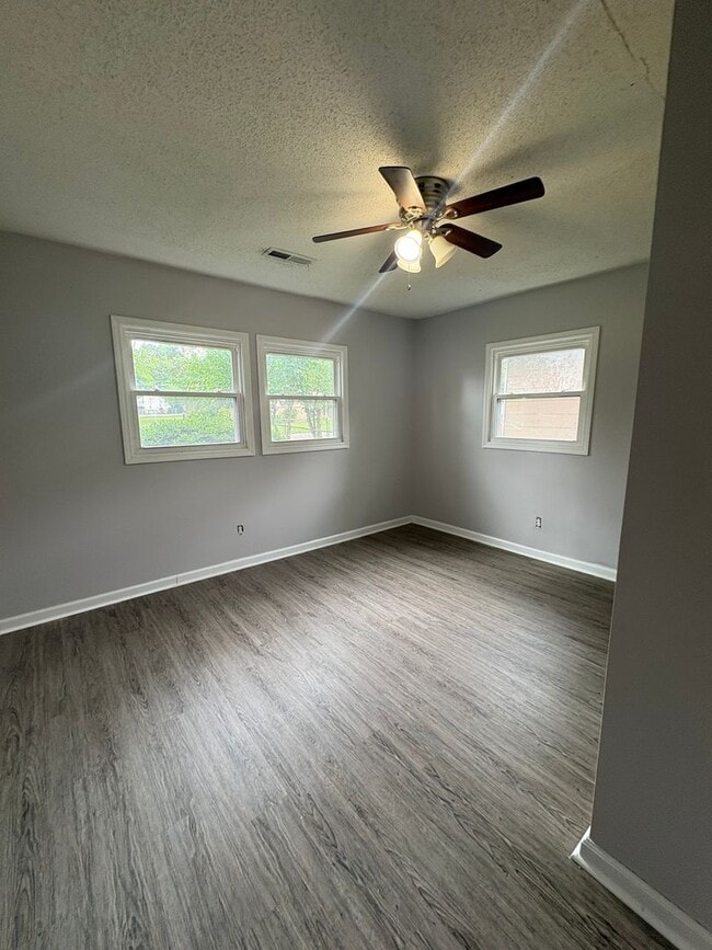 Building Photo - 2 bedroom 1 Bath Apartment