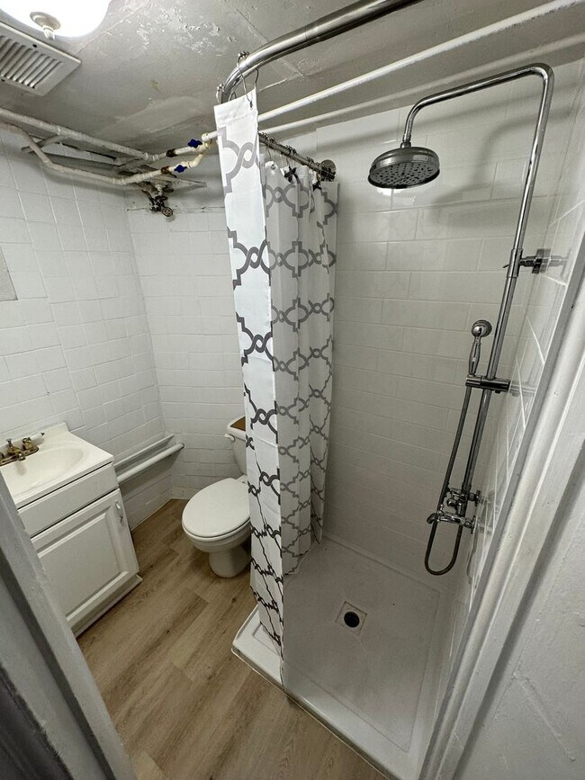 Building Photo - Walkout 1BR Basement Condo in the Heart of...