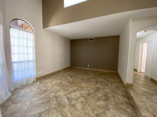 Building Photo - Very nice single level home