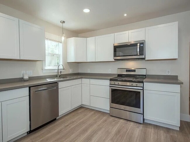 Building Photo - Updated Two bedroom with Large Fenced Yard