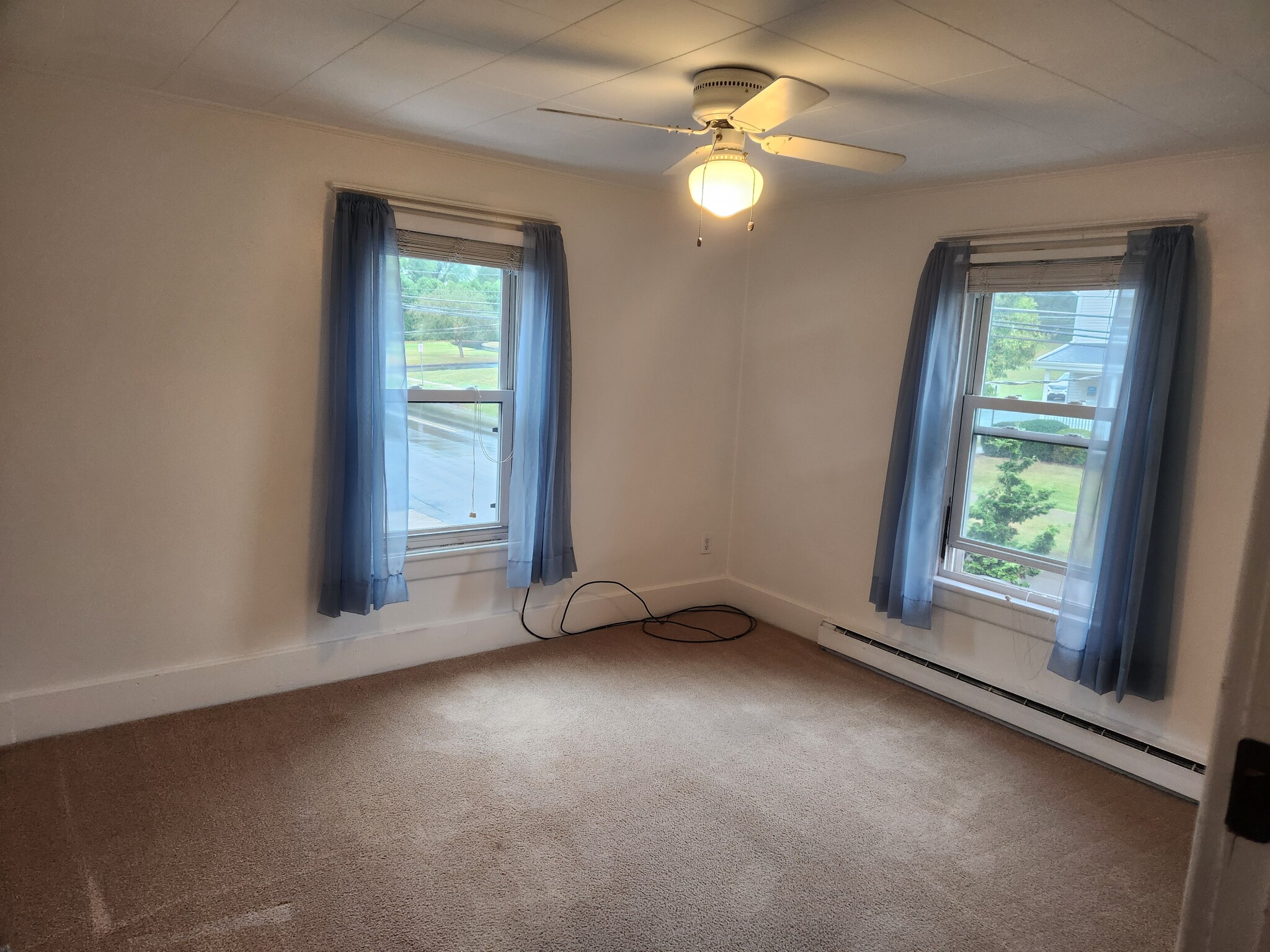 Room 2 - 686 Bloom Rd