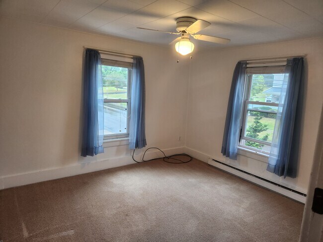 Room 2 - 686 Bloom Rd