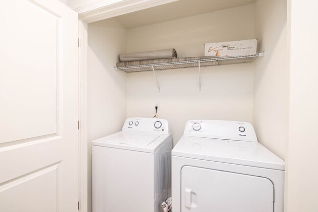 Building Photo - Charming Townhome community   3br 2.5ba with a cooks kitchen with island minutes from I-85 and sh...