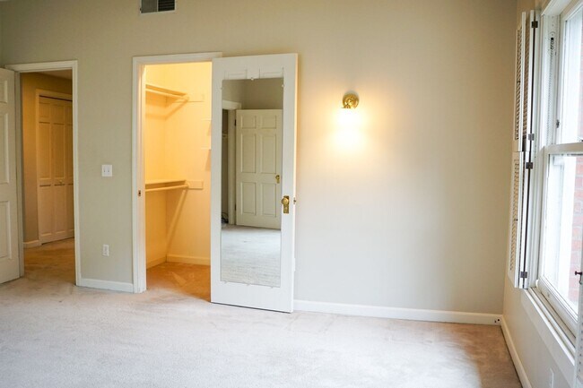 Building Photo - Spacious Nob Hill Historic Property with a...