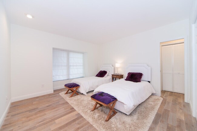 Building Photo - 11397 Pond View Dr