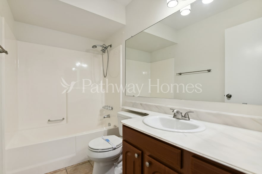 Building Photo - 807 E Country Gables Dr