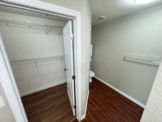 Building Photo - Spacious 4 Bedroom / 3 Bathroom Home in Davenport