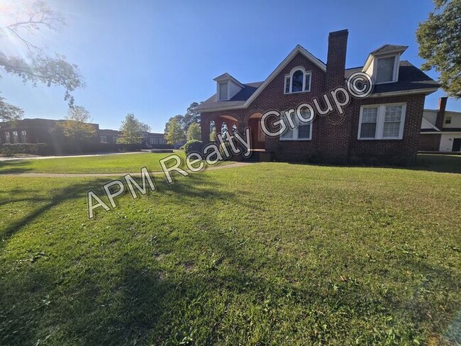 Building Photo - Beautiful all brick three bedroom home in ...