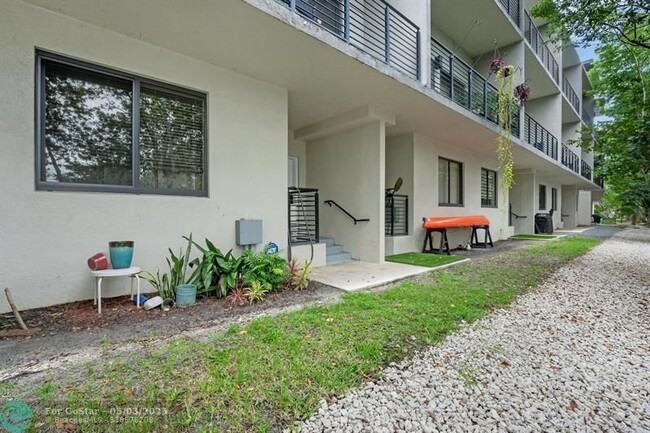 Building Photo - 454 SE 1st Cir