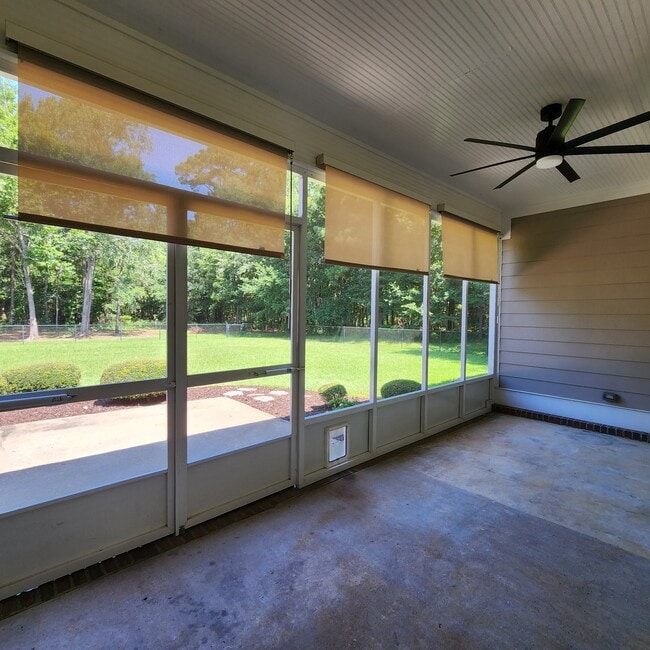 Building Photo - 261 Willow Lake Dr