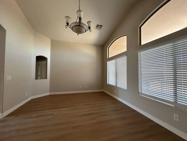 Building Photo - 434 E Chicory Pl