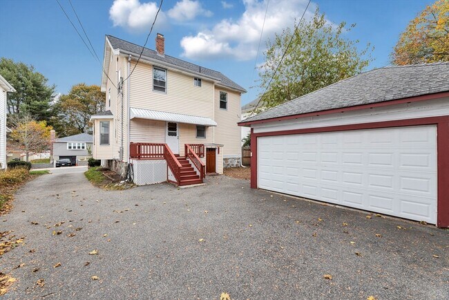 Building Photo - 204 Maple St