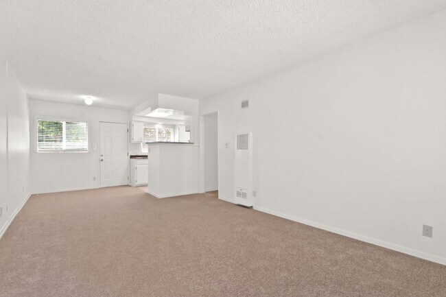 Building Photo - Refreshed 1 Bed 1 Bath Apartment with Parking