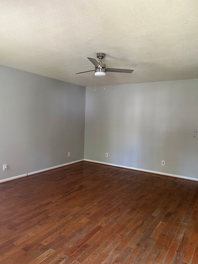 Building Photo - 1/2 OFF FIRST FULL MONTH OF RENT!