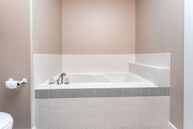 Building Photo - Bright and Airy 2-Bedroom Condo in Charmin...