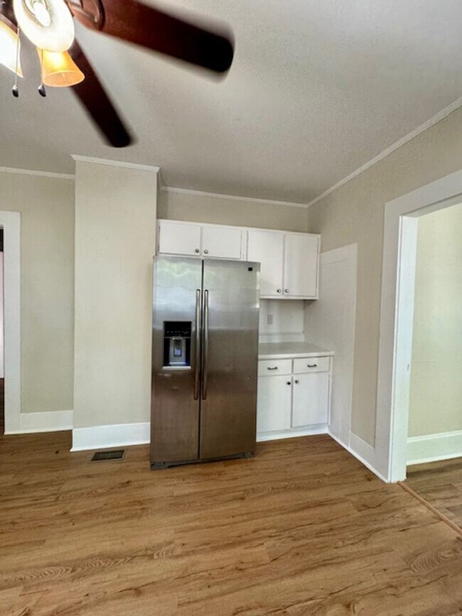 Building Photo - THREE BEDROOM, TWO BATH