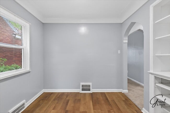 Building Photo - $1200 2 bedroom ranch